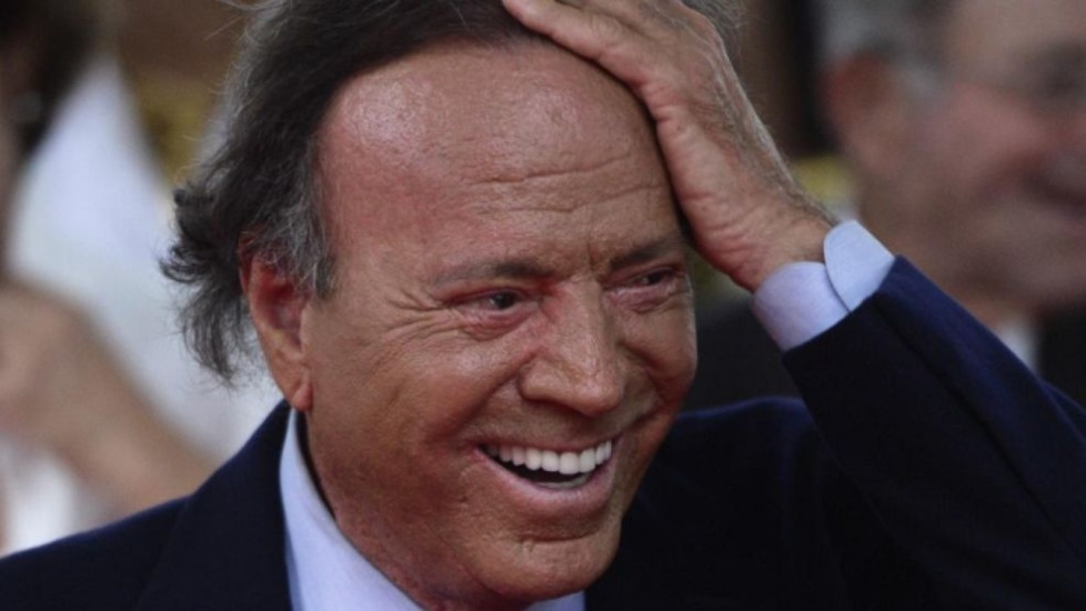 Julio Iglesias, acusado de agresiones sexuales por dos ex-trabajadoras de sus mansiones en RD y Bahamas