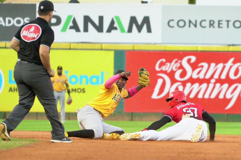 Águilas Cibaeñas vencen al Escogido 4-1 y siguen con vida en su lucha por la clasificación a la Serie Final.