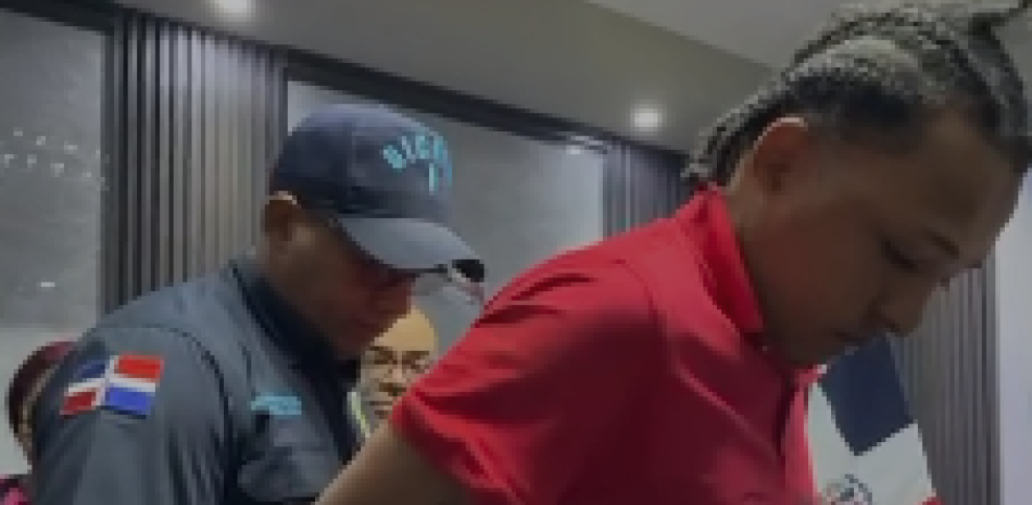 Se entrega José Ramón Montero, acusado de la muerte de Rosmery Sosa Rodríguez, ocurrida la madrugada de este viernes en el sector Gualey,