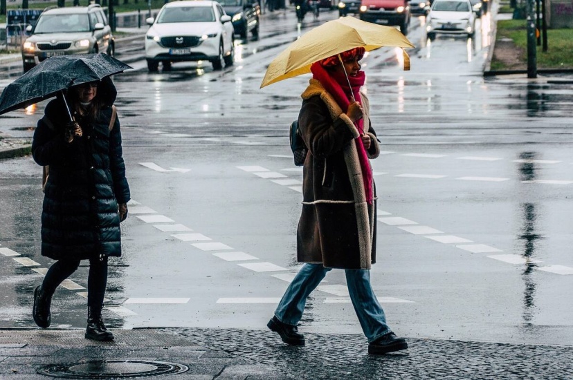 Este jueves predomina un ambiente con incrementos nubosos y probabilidad de lluvias dispersas