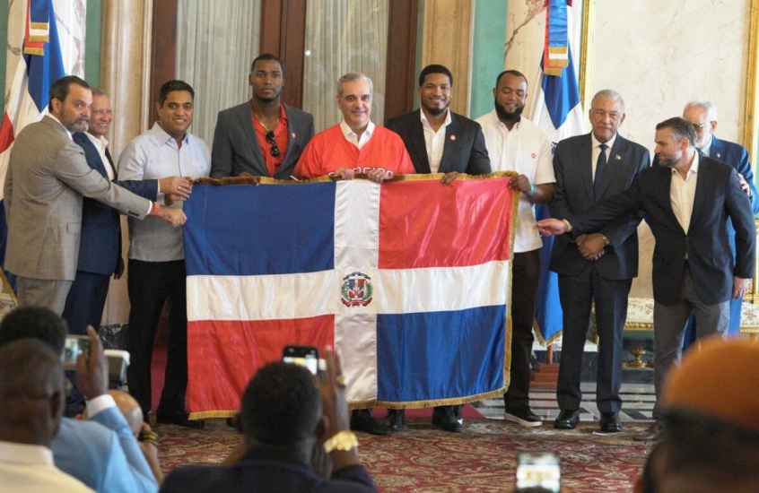 Presidente Abinader entrega bandera nacional a Leones del Escogido para la Serie del Caribe 2026