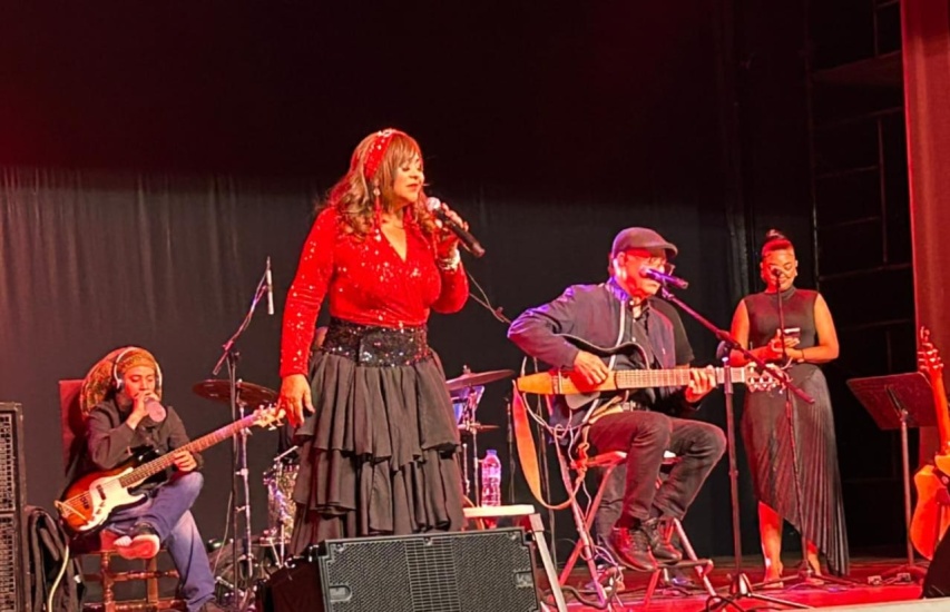 Manuel Jiménez y Jacqueline Estévez cautivan en Casa San Pablo: Una noche de emociones y el esperado regreso del autor a los escenarios