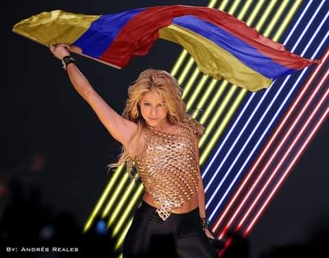 Iluminación especial con los colores amarillo, azul y rojo, de la bandera de Colombia, como bienvenida a Shakira en El Salvador 