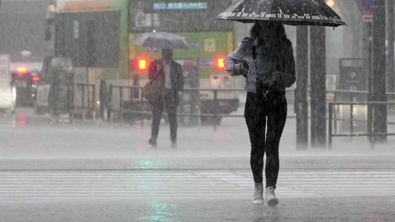 Sombrilla en manos, pronostican lluvias, tormentas eléctricas y descenso de temperaturas para este domingo