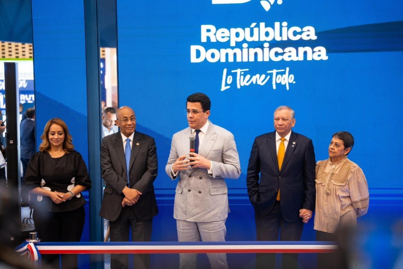David Collado inaugura stand dominicano en feria turística de Colombia.