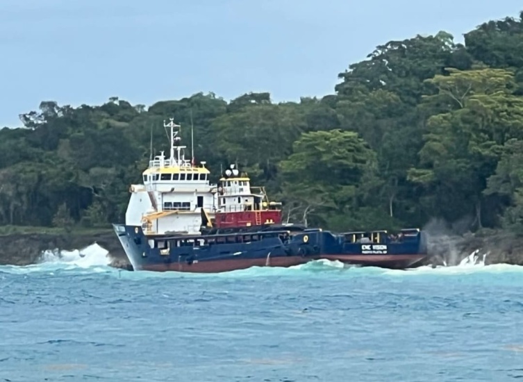 Permanece encallada a la entrada de la Bahía de Luperón una embarcación tipo Remolcador.