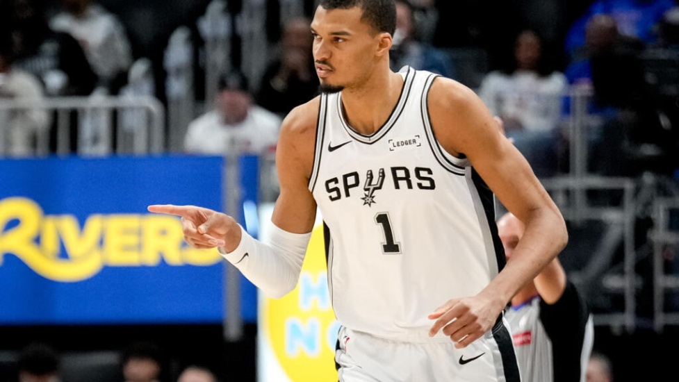  Los Spurs superan a Detroit en choque entre los mejores; Kings rompen racha 16 derrotas, Wemby 21 y 17 rebotes, resúmen