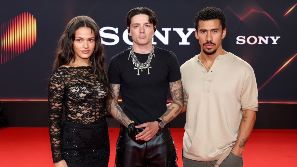 Multinacional japonesa Sony destaca los recientes éxitos de Rosalía, Peso Pluma y Bad Bunny en su informe de resultados financieros