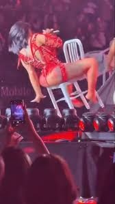 Cardi B rapera de origen dominicano sufre aparatosa caída en concierto y sorprende con su reacción