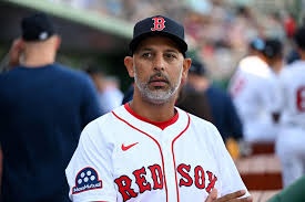 Medias Rojas de Boston despiden al veterano manager boricua Alex Cora