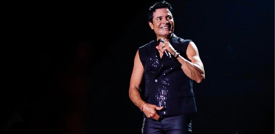 Chayanne cargado de energía y nostalgia se entrega y abraza su público dominicano