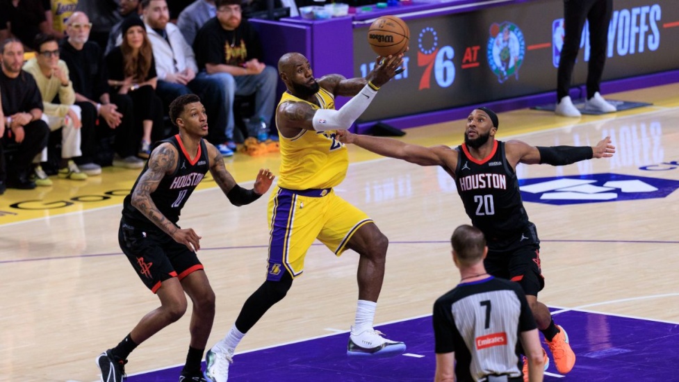 Lakers se imponen a los Cohetes en el primer choque de ‘playoff’ 