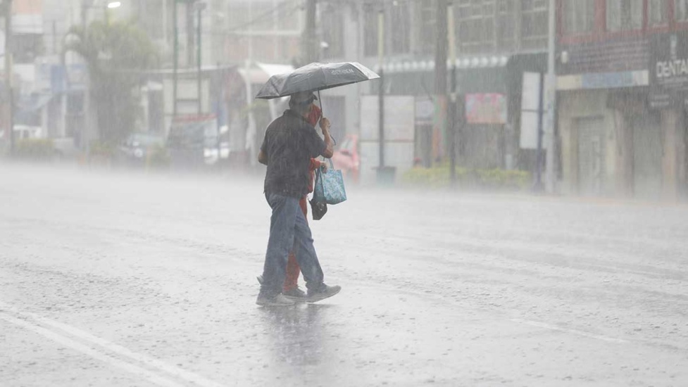 Aguaceros continuarán marcando el ritmo del fin de semana y el inicio de la semana laboral; prevé que este domingo las precipitaciones se intensifiquen 