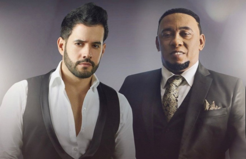 Cantautor  Manny Cruz recibe la certificación de disco de oro por el sencillo "Las puertas del cielo" junto a Anthony Santos.