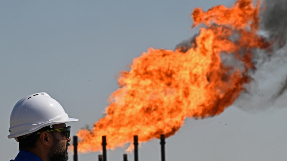 Se disparan los precios del petróleo en una escalada que se aceleró después de que Trump insinuara que mantendría el bloqueo en el estrecho de Ormuz