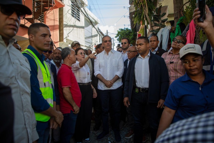 Presidente Abinader continúa supervisión en zonas vulnerables ante impacto de lluvias; durante visita a Los Platanitos, instruye a la alcaldía trabajar en solución definitiva a la laguna que afecta la zona
