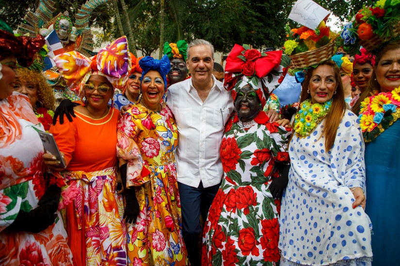 Presidente Luis Abinader recorre Feria Regional del Libro Santiago 2026 y llama a la población a visitarla