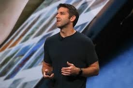 John Ternus inició su trayectoria en Apple en julio de 2001;  es graduado en la Universidad de Pensilvania en 1997