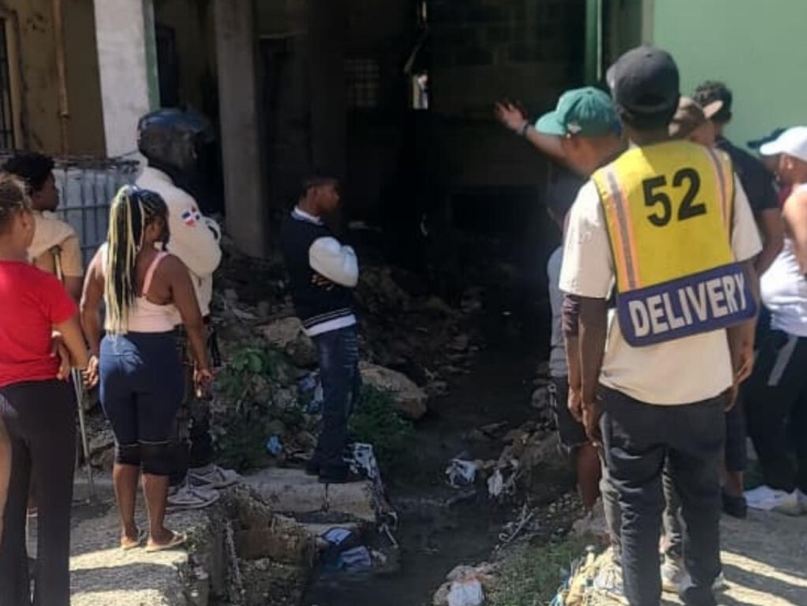 El cadáver de una niña de un año de edad, fue encontrado dentro de una mochila, en una cañada del sector Los Girasoles