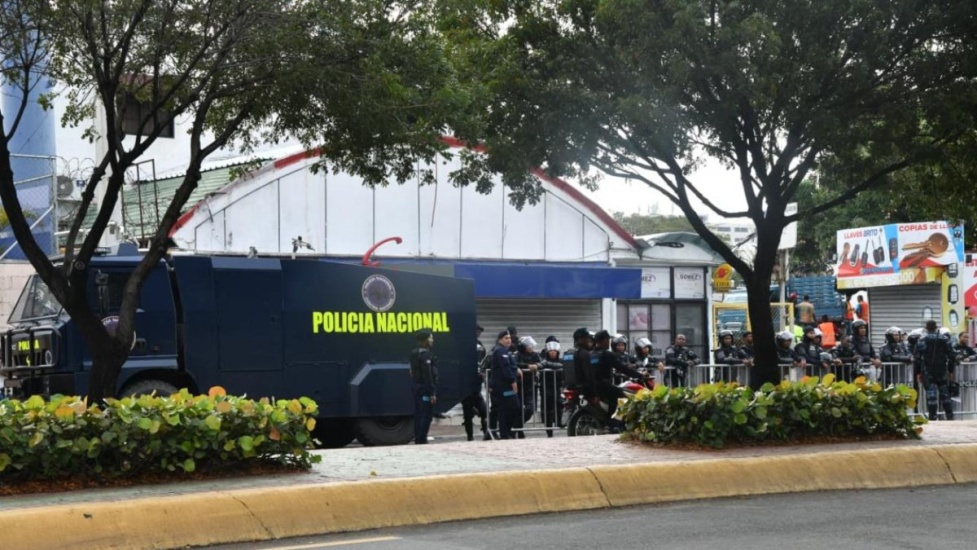 Policía Nacional explica presencia en desalojo de Teleoferta; indica su rol se limita a garantizar el orden público, proteger la integridad física de las personas presentes y prevenir incidentes