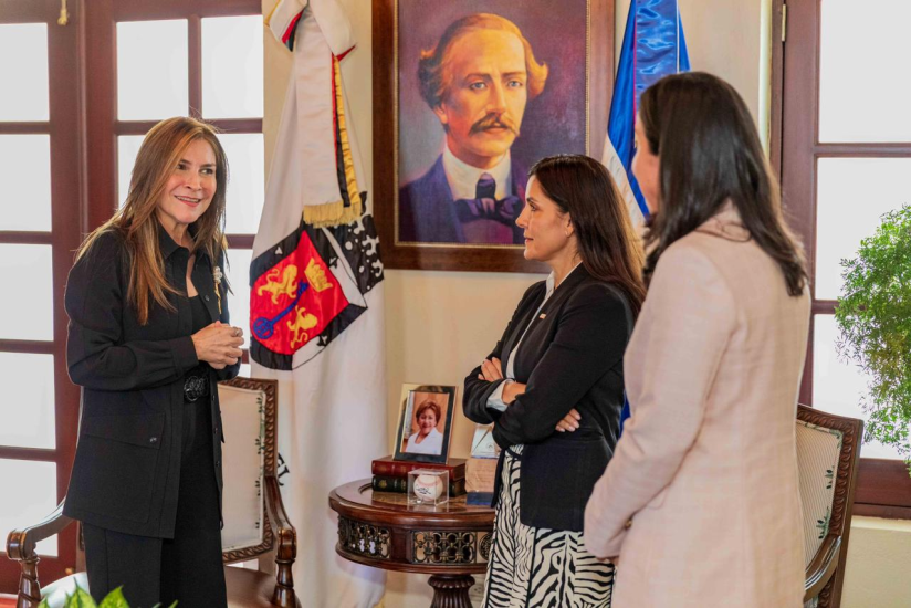 Carolina Mejía y la embajadora de Estados Unidos se reúnen en un dialogo de cooperación y desarrollo