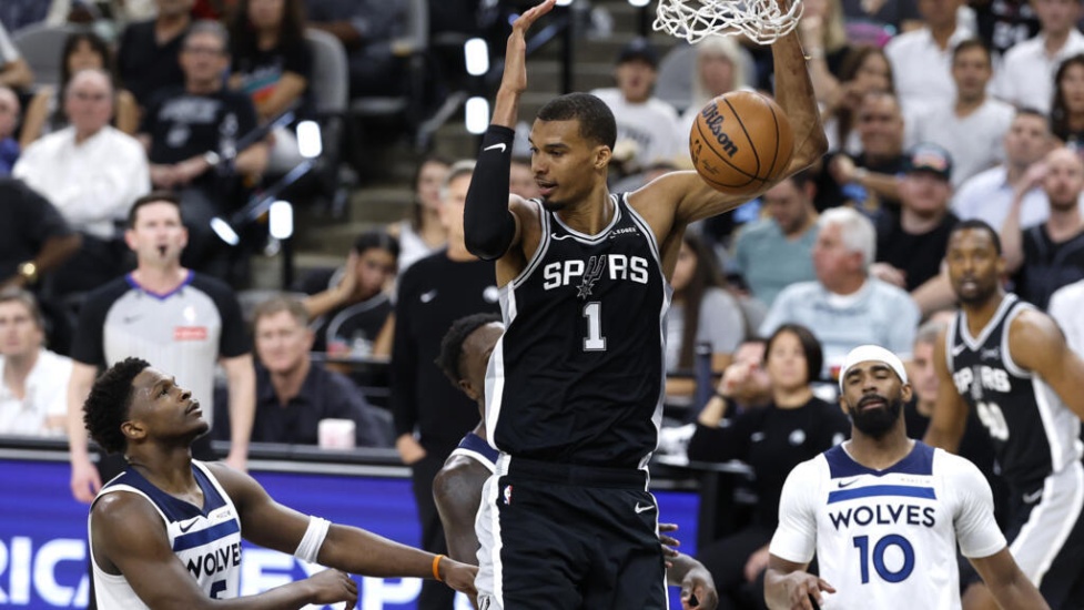 Regresó el gigante Wembanyama y guía a los Spurs sobre Timberwolf para colocar la serie de playoffs 3-2 a su favor