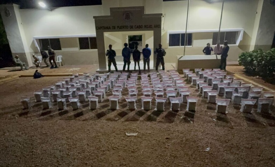 DNCD ocupa dos cargamentos de 1,295 paquetes de cocaína y marihuana, en dos operaciones simultáneas por aire, mar y tierra en Pedernales