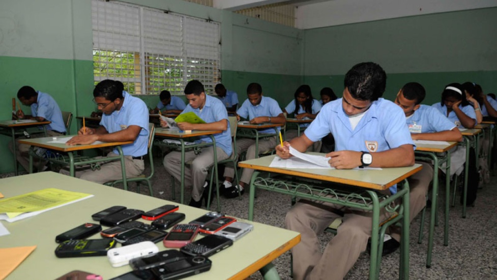 Prohibido el uso de celulares por el Ministerio de Educación en escuelas y colegios entre los estudiantes del nivel inicial, entre otras restricciones
