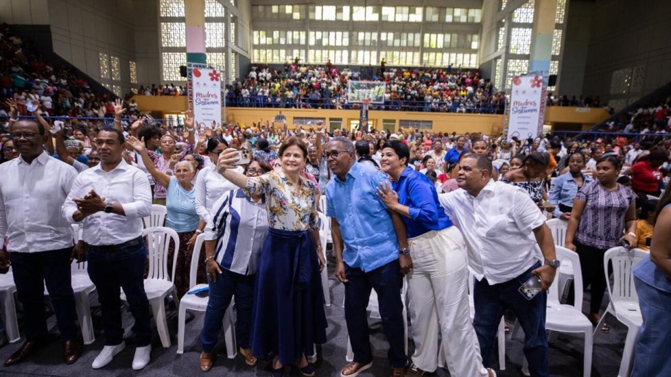 Raquel Peña comparte con miles de madres en Barahona durante jornada “Madres que Sostienen”