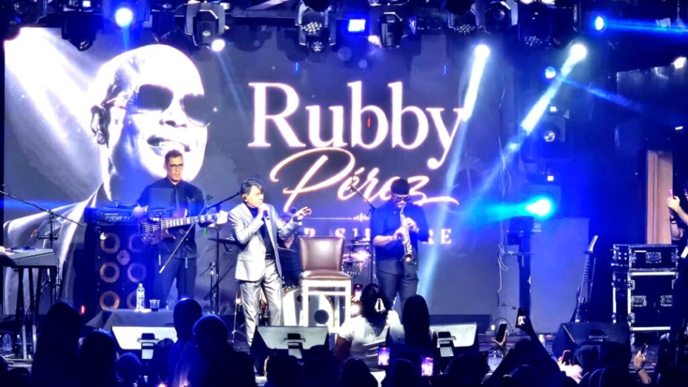 Álvaro Torres lo vuelve hacer se reencuentra con su público y lo entrega todo con sus canciones