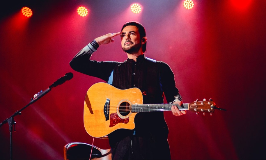 Beto Cuevas mostró sus dotes y repertorio artístico en su concierto “Acústico”,