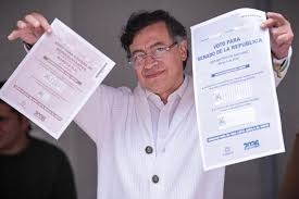En la apertura de las elecciones, Gustavo Petro pidió vigilar el escrutinio y negó buscar perpetuarse en el poder