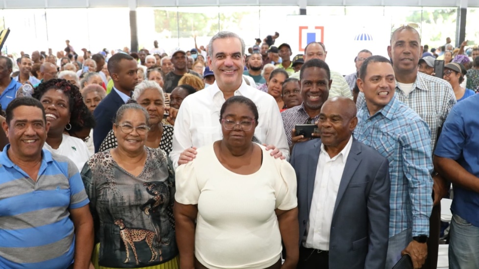 Presidente Luis Abinader encabeza segunda entrega de 1,500 certificados de títulos de propiedad en Nuevo Domingo Savio en la ciudad de Santo Domingo