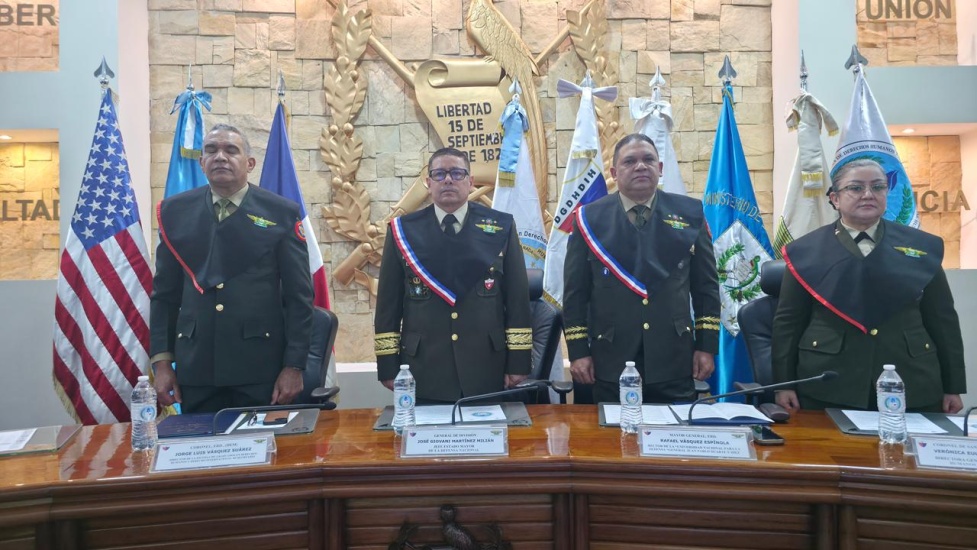 El Ministerio de Defensa, a través de la Universidad Nacional para la Defensa “Juan Pablo Duarte y Díez”, UNADE, marca un hito internacional con histórica graduación en Derechos Humanos en Guatemala