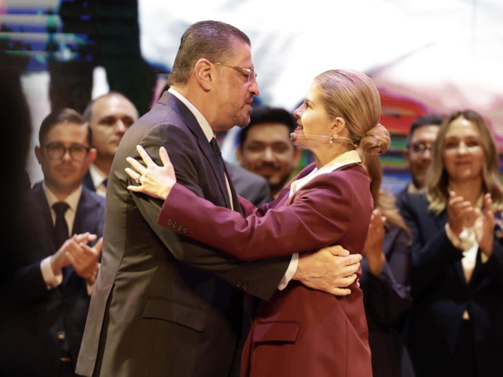 La presidenta Laura Fernández toma posesión en Costa Rica y mantiene gabinete de continuidad
