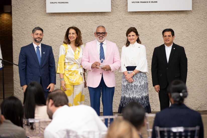 Raquel Peña encabeza develamiento del mural de nuevos miembros de Guardianes de la Academia de la PUCMM