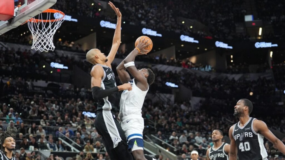Timberwolves opacan noche de récord del gigante Wembanyama; Knicks dan paliza a a Sixers, resúmen 
