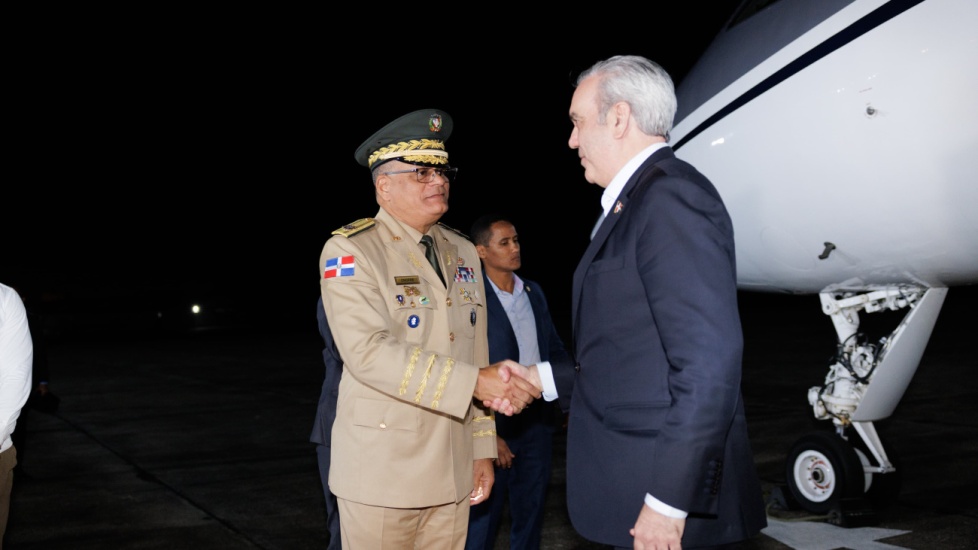 Presidente Luis Abinader regresa al país y se reintegra de inmediato a sus labores en el Palacio Nacional