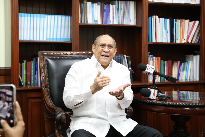 Santos Badía aclara que decreto de Abinader no plantea fusión y que impulsa la transformación educativa