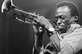Miles Davis, el genio taciturno y revolucionario que cambió el jazz para siempre