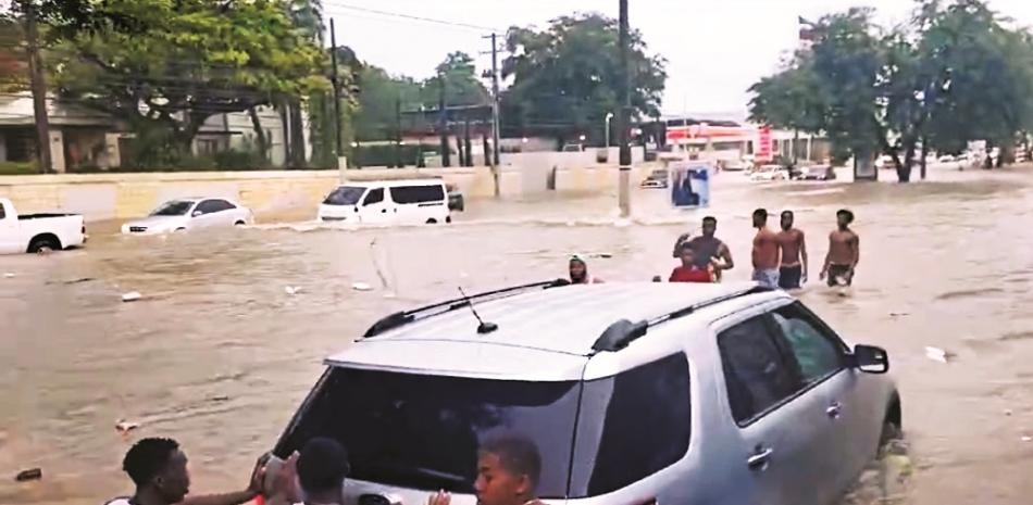 Aguaceros de las últimas hora de este domingo afectan vías del Gran Santo Domingo con inundaciones urbanas y extensos charcos 