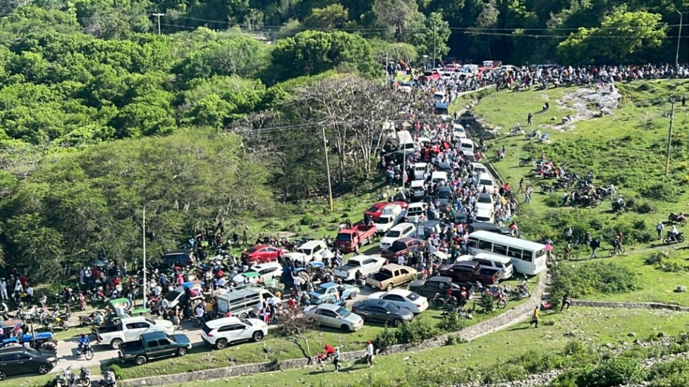  Policía y  Ejército de la República lanzan bombas lacrimógenas y chorros de agua  a participantes de la marcha protesta en San Juan