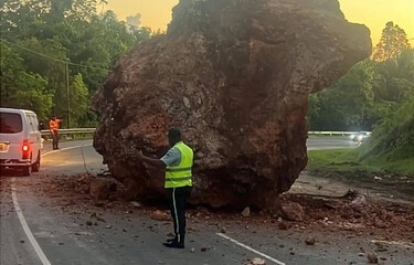 Digesett informó sobre el desprendimiento de una roca de gran tamaño en la Autopista del Nordeste, en el kilómetro 82, próximo a Majagual