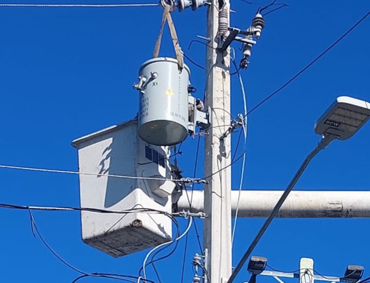 Edesur instala dos nuevos transformadores en Palo Alto, Barahona y exhorta a usuarios a contratar el suministro para recibir servicio de calidad