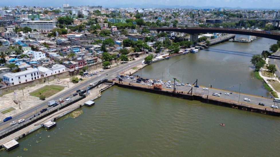 Obras Pública anuncia cierre temporal del Puente Flotante sobre el río Ozama este sábado