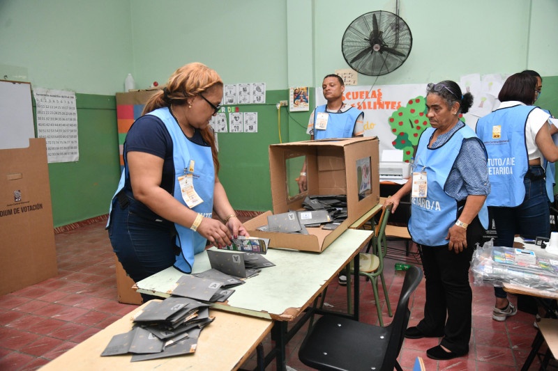 Colegios electorales de Colombia cerraron este domingo y empieza el conteo de los votos para presidente