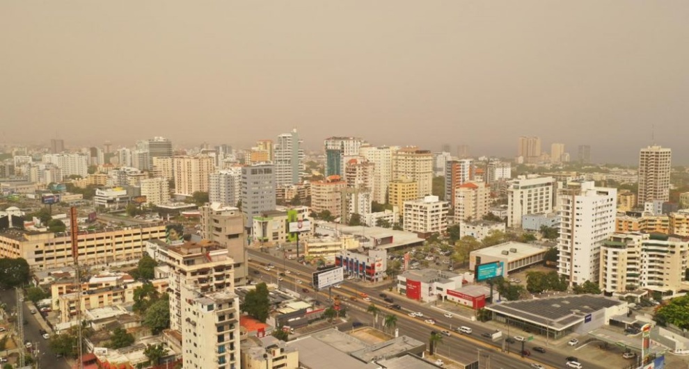 Polvo del Sahara y calor siguen castigando este martes; pronostican chubascos dispersos