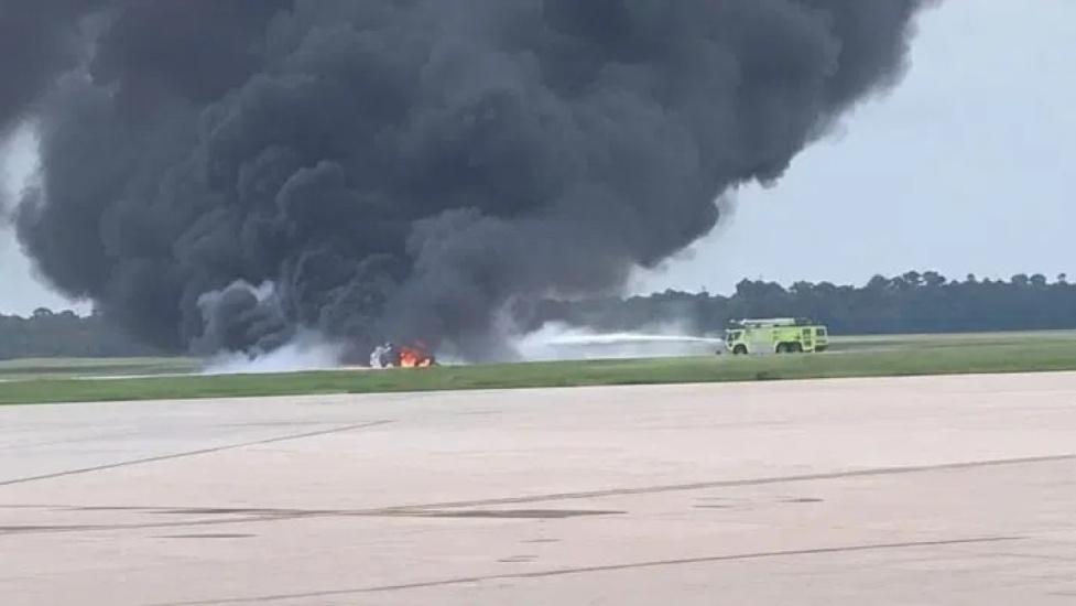 Mueren dos personas al estrellarse avión en aterrizaje de emergencia en La Romana