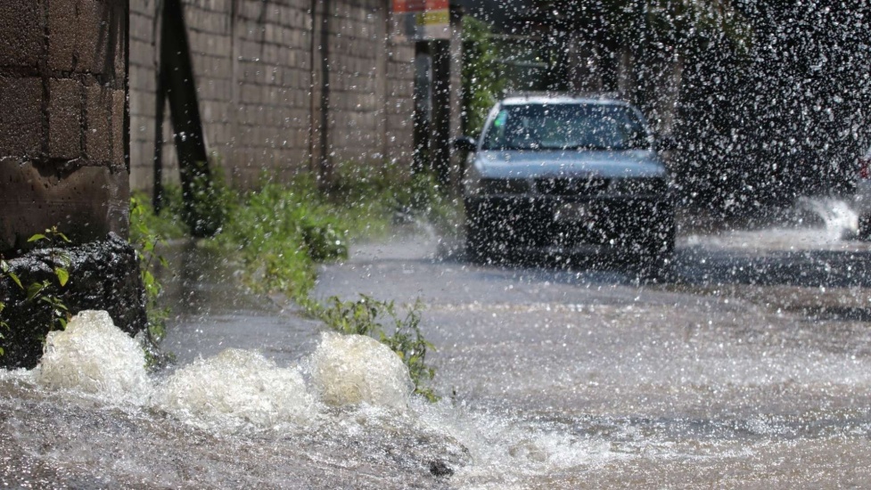 Meteorología prevé chubascos dispersos durante la mañana este lunes por breve aumento de la humedad, habrá mucho calor