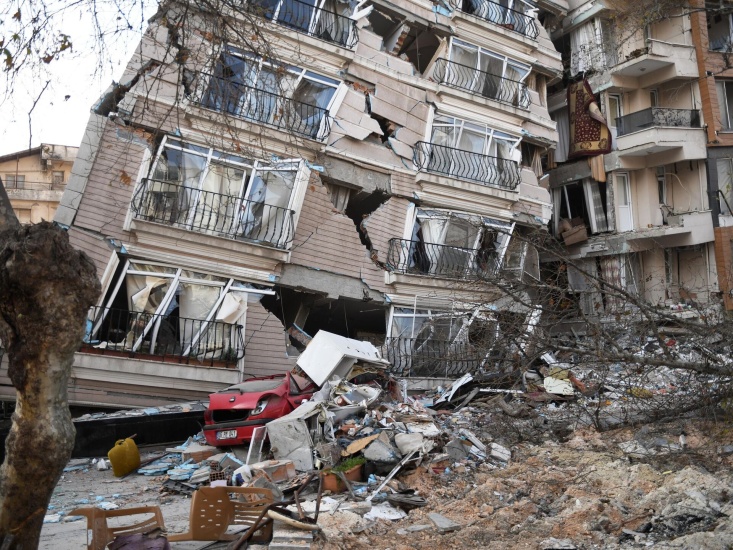 Al menos 164 muertos y más de 970 heridos por un potente terremoto doble que causó graves daños en Venezuela